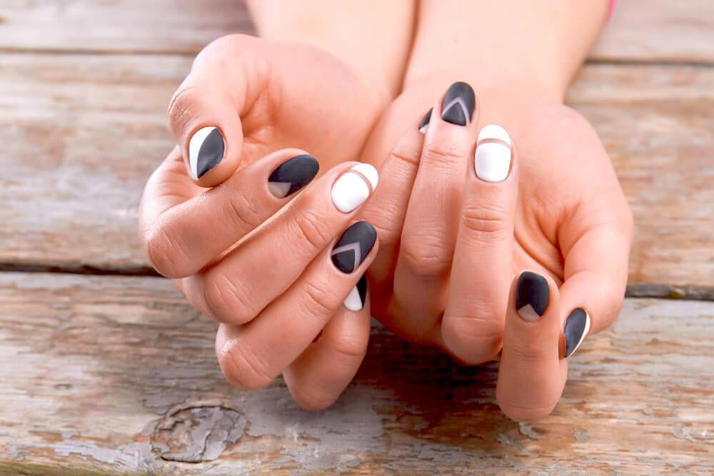 11 Elegant Black and White Nail Art to Try